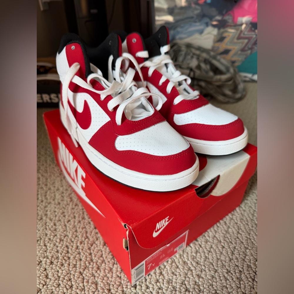 Nike Court Borough Mid GS in Red and Black